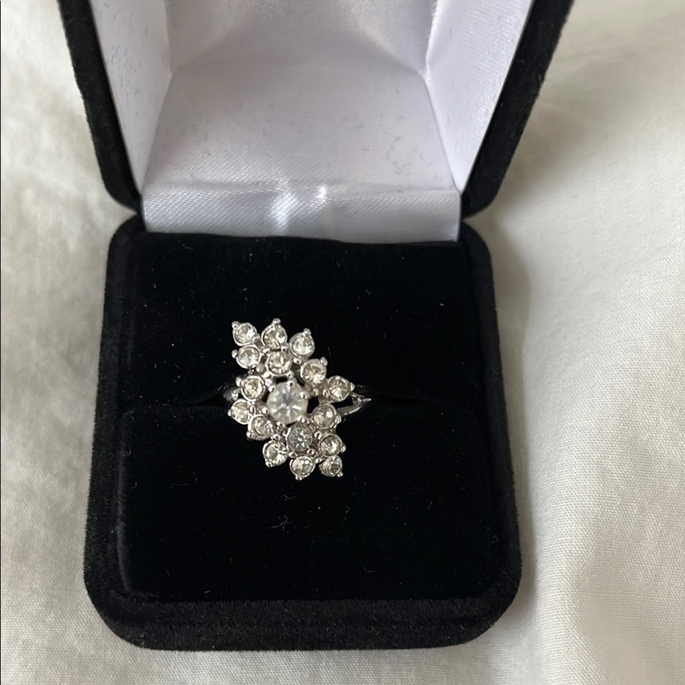 Vintage Elegant Silver Floral Ring